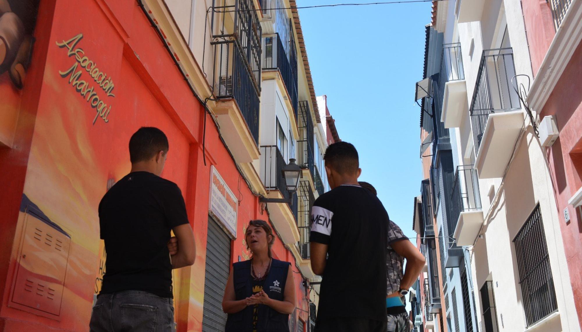 Jóvenes extutelados trabajadora conversación